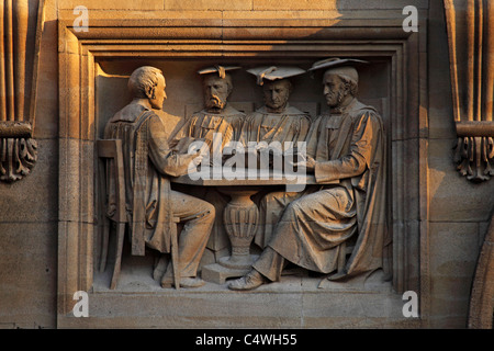 Détail d'une sculpture montrant dons sur l'examen de l'Université d'Oxford la construction d'écoles. Banque D'Images