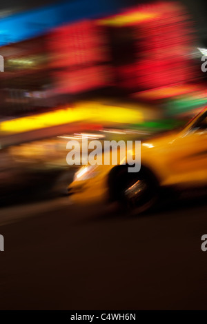 Abstract blue motion d'un taxi de la ville en descendant la rue le soir à New York. Banque D'Images