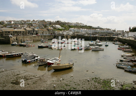 Le port, Porthleven, Cornwall, UK. Banque D'Images