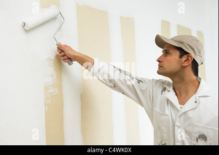 USA,New Jersey, Jersey City,man painting wall white Banque D'Images