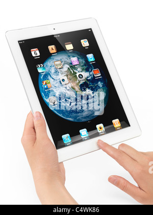 Young woman holding Apple iPad 2 tablette dans ses mains. Isolé sur fond blanc. Banque D'Images