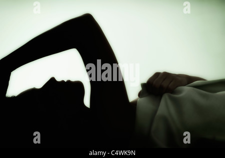 Profile of young woman Lying in Bed Banque D'Images