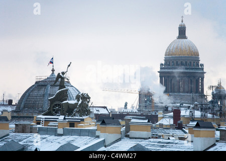 La Cathédrale St Isaac à travers les toits, les chevaux et le char-major général 'bâtiment' Saint Petersburg Russie Banque D'Images