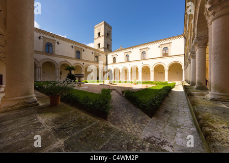 Montescaglioso, hill ville près de Potenza, Basilicate, Italie. Le cloître de l'Abbaye Bénédictine de San Michele Arcangelo. Banque D'Images