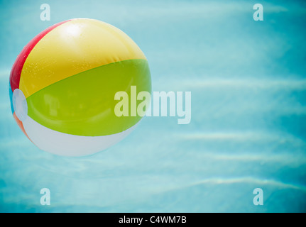 USA, California, Palm Springs, Coachella Valley, San Gorgonio Pass, Close up of striped beach ball contre surface de l'eau Banque D'Images