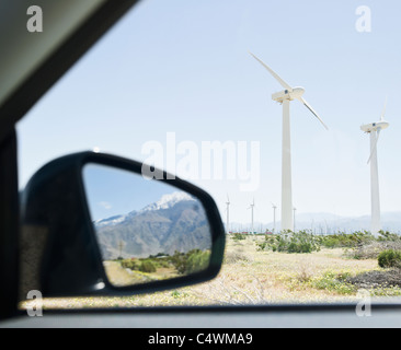 USA,Californie,Montagne,Palm Springs se reflétant dans l'arrière- rétroviseur intérieur avec les éoliennes en arrière-plan Banque D'Images