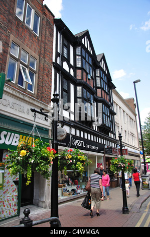 Shoppers dans High Street, Burton upon Trent, Staffordshire, Angleterre, Royaume-Uni Banque D'Images