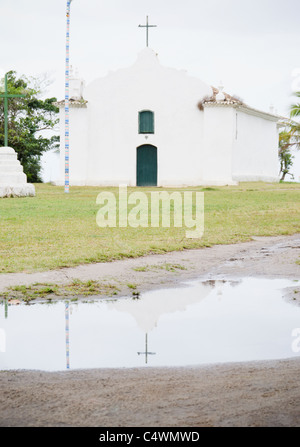 Brésil, Bahia, Trancoso, Église qui reflète dans la flaque Banque D'Images