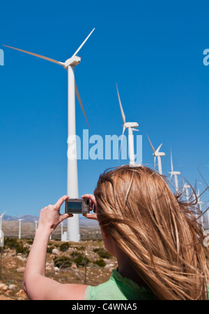 USA, California, Palm Springs, Woman photographing éoliennes avec appareil photo numérique Banque D'Images