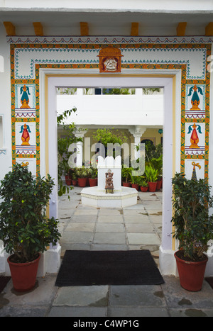 Porte dans Niiwas Jagat Palace, Udaipur, Rajasthan, Inde Banque D'Images