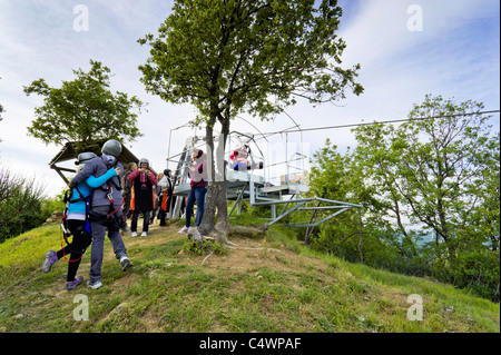 Italie - au Volo dell'Angelo, le plus long d'Europe zipwire ride. Castelmezzano plate-forme. Banque D'Images