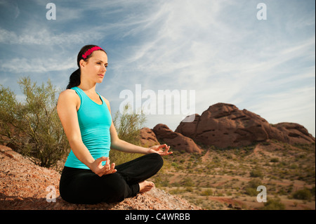 USA,Arizona,Phoenix,young woman practicing yoga on desert Banque D'Images