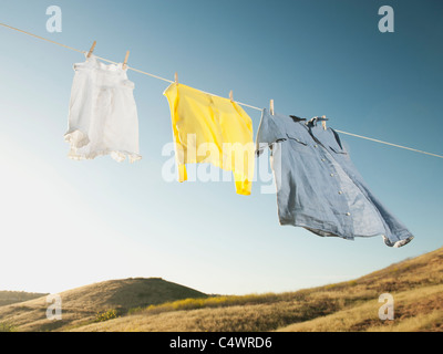 USA, California, Ladera Ranch, blanchisserie hanging on clothesline contre le ciel bleu Banque D'Images