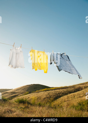 USA, California, Ladera Ranch, blanchisserie hanging on clothesline contre le ciel bleu Banque D'Images