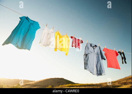 USA, California, Ladera Ranch, blanchisserie hanging on clothesline contre le ciel bleu Banque D'Images