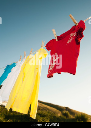 USA, California, Ladera Ranch, blanchisserie hanging on clothesline contre le ciel bleu Banque D'Images