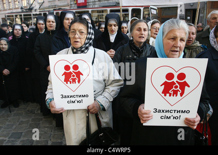 Le 14 octobre 2010. Manifestations homophobes à Lviv, Ukraine. Banque D'Images