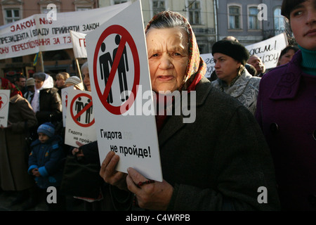 Le 14 octobre 2010. Manifestations homophobes à Lviv, Ukraine. Banque D'Images