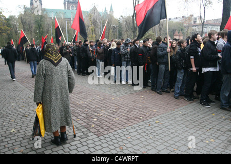 Le 16 octobre, 2010. Une mise en scène nationalistes ukrainiens mars au centre-ville de Lviv, Ukraine Banque D'Images