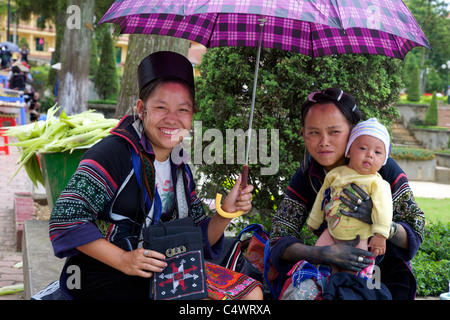 Deux femelles de Hmong noir les minorités ethniques au Vietnam Banque D'Images