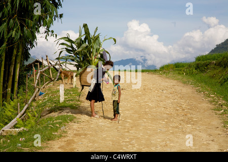 Femme non identifiée et de l'enfant H'Mong noir Ehtnic minorité dans les collines de Sapa, Vietnam Banque D'Images