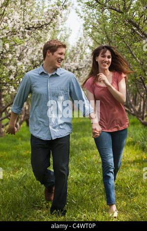 USA, Utah, Provo, jeune couple walking through orchard
