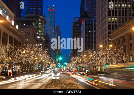 USA,New York,Chicago,Michigan Avenue éclairée la nuit Banque D'Images