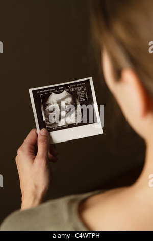 Woman holding echographe photo de bébé Banque D'Images