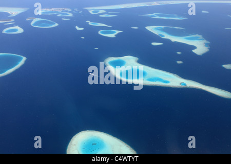 Vue aérienne d'un bateau naviguant à travers un atoll Banque D'Images