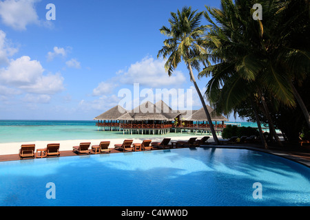 Piscine et transats vides dans un village de vacances Banque D'Images