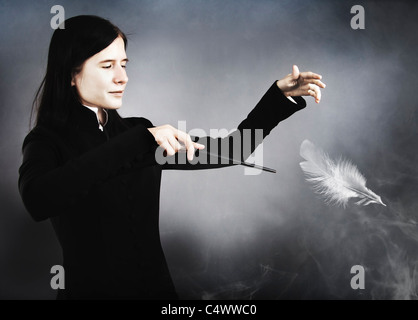 Le jeune homme a brandi une baguette magique Banque D'Images