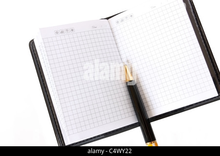 Il montre un carnet et un stylo sur un fond blanc Banque D'Images