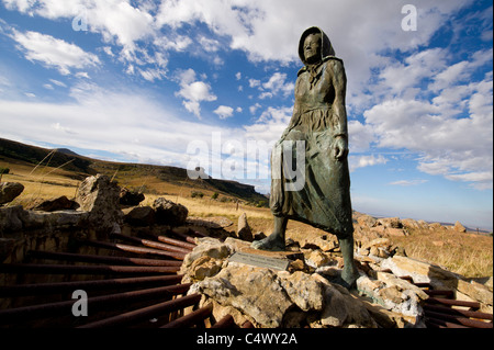 Statue de la femme aux pieds nus (Bald Voet Frou) près de Klip Retief, Free State, Afrique du Sud Banque D'Images