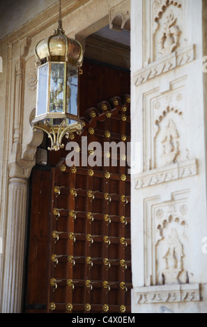 Gate à l'entrée du City Palace, Udaipur, Rajasthan, Inde Banque D'Images