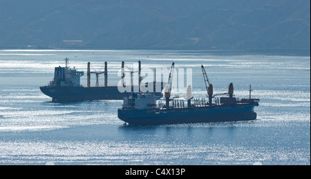 Deux navires de vrac sec ancré sur lest, golfe d'Aqaba, la Mer Rouge. Dans l'arrière-plan : côte de la Jordanie. Banque D'Images