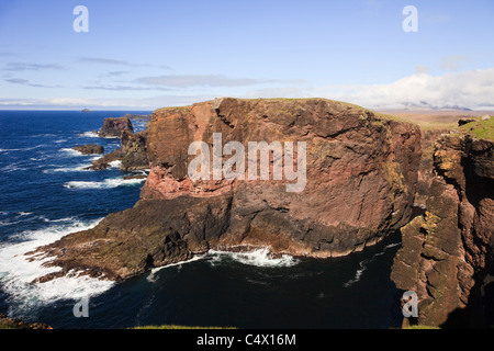 Chef de l'Stanshi, Eshaness, Shetland, Scotland, UK. Falaises de roche volcanique sur la côte sauvage Banque D'Images