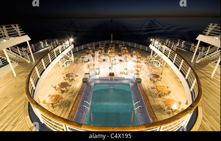 Pont d'un navire de croisière de nuit Banque D'Images