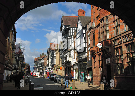 Eastgate Street vue à travers la vieille ville, Eastgate Chester, Cheshire, Angleterre, Royaume-Uni Banque D'Images