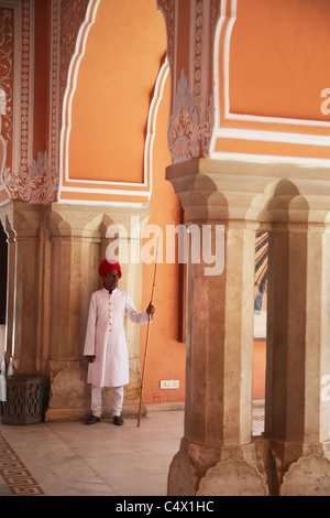 Dans la garde du palais Diwam-i-Khas (Hall d'Audience privée), City Palace, Jaipur, Rajasthan, Inde Banque D'Images