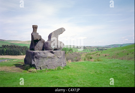 Deux pièces d'orientation Figure No1 sculpture de Henry Moore à Glenkiln Sculpture Park, Dumfries et Galloway, Écosse Banque D'Images