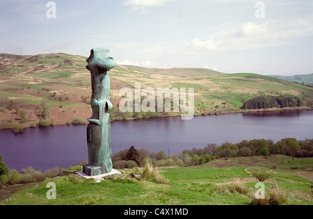 'Le Crucifix' sculpture de Henry Moore au-dessus du réservoir de Glenkiln & Sculpture Park, Dumfries et Galloway, Écosse Banque D'Images