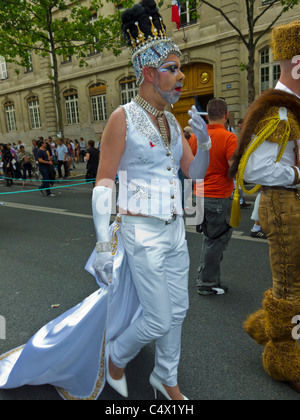 Paris, France, la Gay Pride LGTB, Mars, Drag Queen en costume de fumer des cigarettes, en marchant dans la rue Banque D'Images