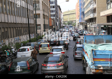 Vue sur le trafic poids lourds en centre-ville de Naples, Italie. Banque D'Images