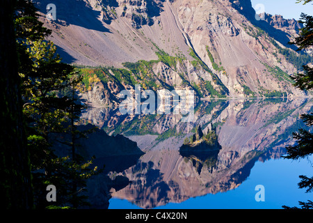 Crater Lake National Park cône de cendres volcaniques bateau fantôme de réflexion miroir paroi du cratère de l'eau bleu ciel bleu les arbres d'automne Banque D'Images