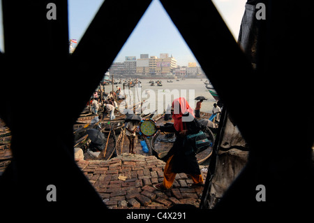 Une scène dans la zone portuaire de Sadarghat de Dhaka, Bangladesh Banque D'Images