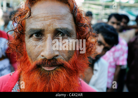 Un Soufi fakir (saint homme) au Shah Ali culte à Dhaka, Bangladesh Banque D'Images