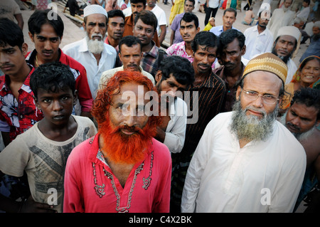 Un Soufi fakir (saint homme) au Shah Ali culte à Dhaka, Bangladesh Banque D'Images