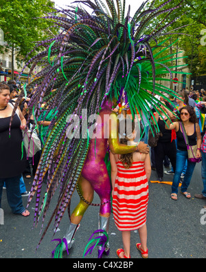 Paris, France, Gay Pride March, Parade , LGTB March, adolescente posant avec Drag Queen en costume scandaleux dans la rue, enfants par derrière, coloré, défilé [WP] [Caucasien] [enfant] Banque D'Images