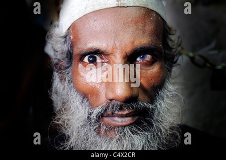 Un Soufi fakir (saint homme) au Shah Ali culte à Dhaka, Bangladesh Banque D'Images