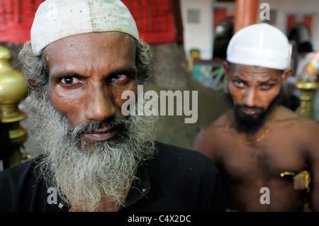 Un Soufi fakir (saint homme) au Shah Ali culte à Dhaka, Bangladesh Banque D'Images